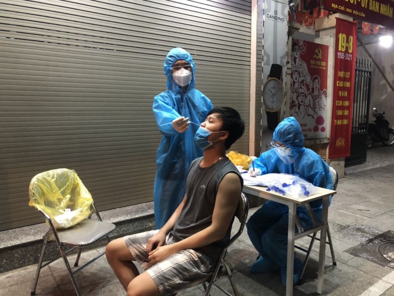 Quận Ba Đình tổ chức lấy mẫu xét nghiệm Covid-19