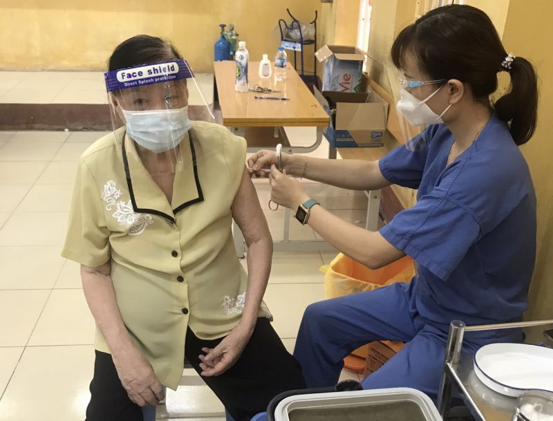 Hình ảnh cụ bà 90 tuổi, phường Điện Biên được tiêm vacxin covid-19 đảm bảo an toàn tuyệt đối