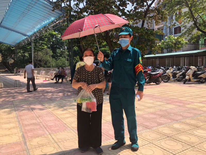 Lực lượng dân quân tự vệ phường Vĩnh Phúc kịp thời giúp đỡ các ông bà cao tuổi