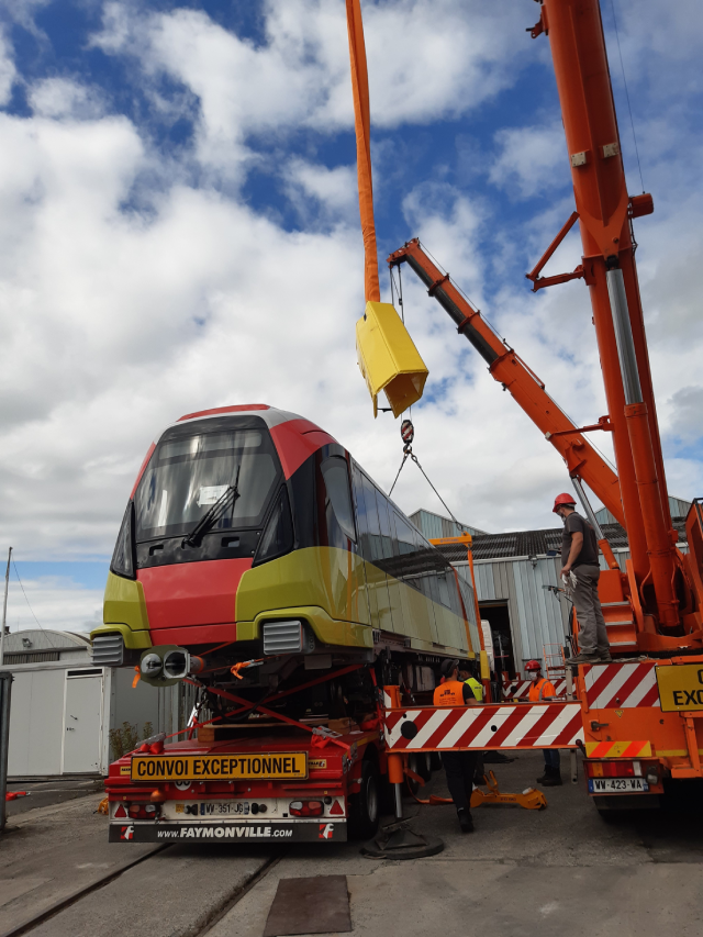 Màu sắc bên ngoài đoàn tàu được phối hợp ba màu xanh lá mạ, hồng đỏ và trắng Màu sắc bên ngoài đoàn tàu được phối hợp ba màu xanh lá mạ, hồng đỏ và trắng