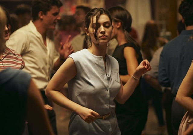 Tạo hình của diễn viên Anamaria Vartolomei trong phim.