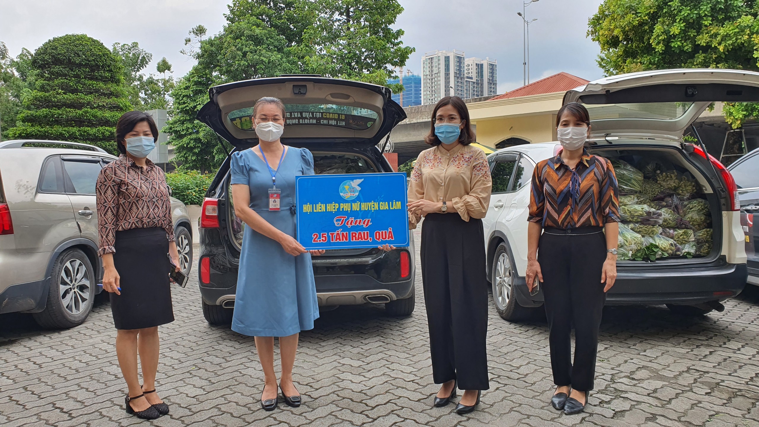 Hội LHPN huyện Gia Lâm trao tặng rau hỗ trợ phụ nữ quận Thanh Xuân