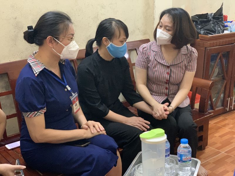 Lãnh đạo Hội LHPN TP Hà Nội và Hội LHPN quận Thanh Xuân chia sẻ, động viên gia đình cháu bé
