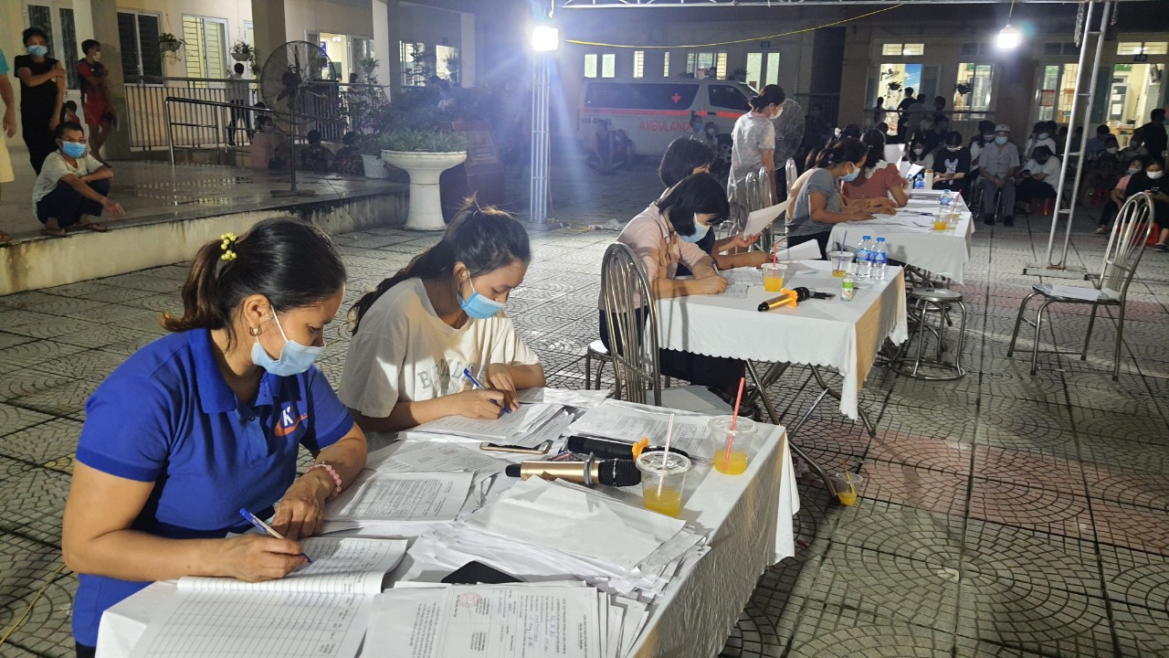 Chị em phụ nữ hỗ trợ phục vụ tại các điểm tiêm phòng Covid-19