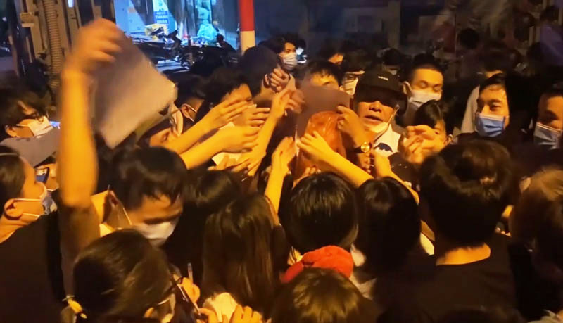 Tình trạng chen lấn, tập trung đông người tại Trường Tiểu học Trung Văn