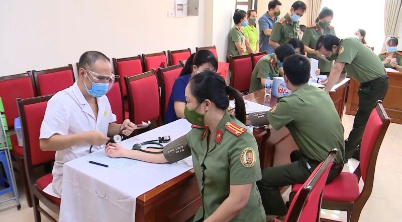 Các cán bộ, chiến sỹ Cục Quản lý xuất nhập cảnh nhiệt tình tham gia hiến máu tình nguyện