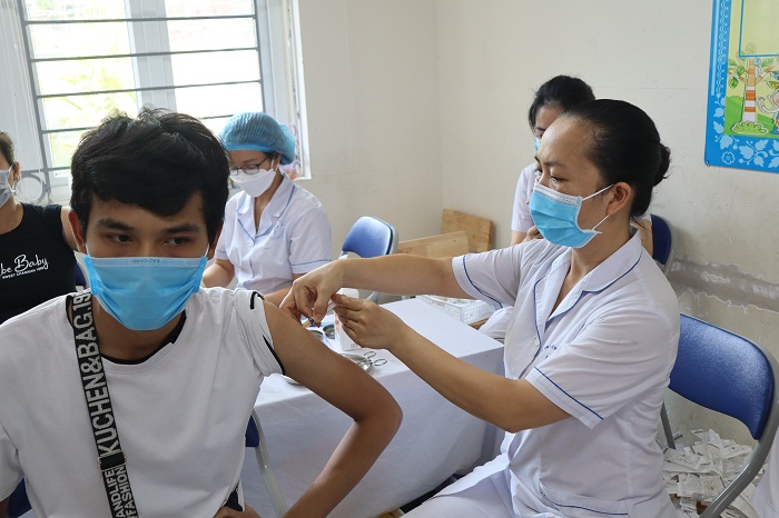 Tại các điểm kiểm tra, đồng chí Chủ tịch UBND Quận yêu cầu các phường cần đẩy nhanh công tác tiêm vaccine Covid-19 trên tinh thần “vaccine tốt nhất là vaccine được tiêm sớm nhất”; thực hiện song song lấy mẫu xét nghiệm, tiêm phòng Covid-19 phải đảm bảo tiến độ đề ra