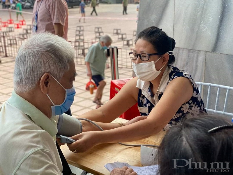 Không những thế phụ nữ quận Hoàn Kiếm còn tích cực tham gia công tác hỗ trợ tiêm, và lất mẫu xét nghiệm cùng với các lực lượng phòng chống dịch để  sớm đưa cuộc sống trở lại trạng thái bình thường mới Không những thế phụ nữ quận Hoàn Kiếm còn tích cực tham gia công tác hỗ trợ tiêm, và lất mẫu xét nghiệm cùng với các lực lượng phòng chống dịch để  sớm đưa cuộc sống trở lại trạng thái bình thường mới