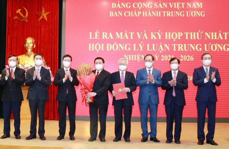 Ủy viên Bộ Chính trị, Thường trực Ban Bí thư Võ Văn Thưởng trao quyết định thành lập Hội đồng Lý luận Trung ương, nhiệm kỳ 2021-2026. Ủy viên Bộ Chính trị, Thường trực Ban Bí thư Võ Văn Thưởng trao quyết định thành lập Hội đồng Lý luận Trung ương, nhiệm kỳ 2021-2026.