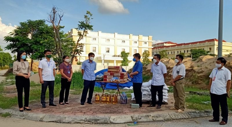 Trao qu&agrave; hỗ trợ lao động gặp kh&oacute; khăn tại huyện Đan Phượng, H&agrave; Nội.
