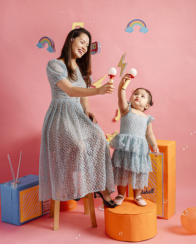 Hai mẹ con tương tác rất ăn ý khi chụp hình