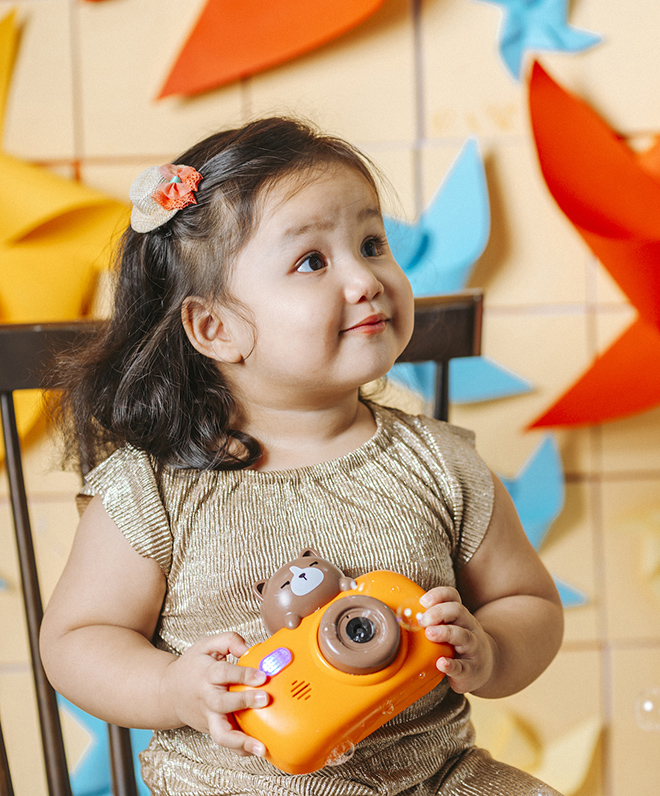 Cô bé luôn được khen xinh xắn như búp bê