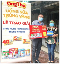 Kh&aacute;ch h&agrave;ng vui mừng khi nhận giải thưởng 1 chỉ v&agrave;ng từ chương tr&igrave;nh &ldquo;Uống sữa &Ocirc;ng Thọ, tr&uacute;ng v&agrave;ng&rdquo;