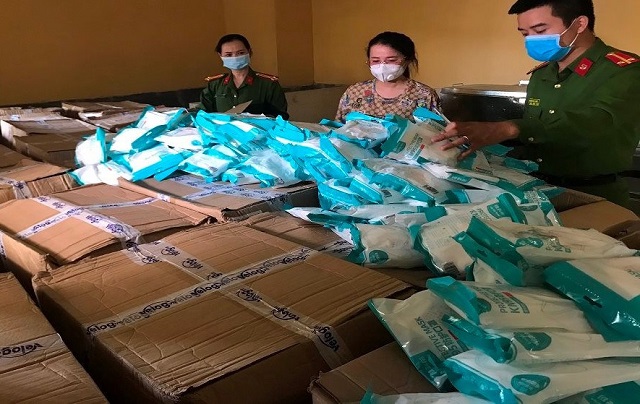 Lực lượng chức năng thu giữ khẩu trang không rõ nguồn gốc trên địa bàn Hà Nội. Ảnh: Phạm Văn