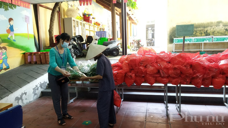 Các suất quà do Hội PN trao tặng luôn ấm áp sự yêu thương, chia sẻ và chung tay để không ai bị bỏ lại phía sau Các suất quà do Hội PN trao tặng luôn ấm áp sự yêu thương, chia sẻ và chung tay để không ai bị bỏ lại phía sau