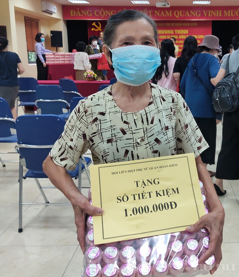 Cô Nguyễn Thị Hòe, sống tại phố Hàng Điếu là một trong những gia đình hội viên phụ nữ khó khăn đã trân trọng gửi lời cảm ơn tới tổ chức Hội đã quan tâm, động viên giúp đỡ những trường hợp khó khăn trên địa bàn các phường. Số tiền và quà tuy không quá lớn nhưng trong thời điểm dịch bệnh như hiện nay đây cũng là niệm vui, và có khoản chi tiêu cho gia đình Cô Nguyễn Thị Hòe, sống tại phố Hàng Điếu là một trong những gia đình hội viên phụ nữ khó khăn đã trân trọng gửi lời cảm ơn tới tổ chức Hội đã quan tâm, động viên giúp đỡ những trường hợp khó khăn trên địa bàn các phường. Số tiền và quà tuy không quá lớn nhưng trong thời điểm dịch bệnh như hiện nay đây cũng là niệm vui, và có khoản chi tiêu cho gia đình