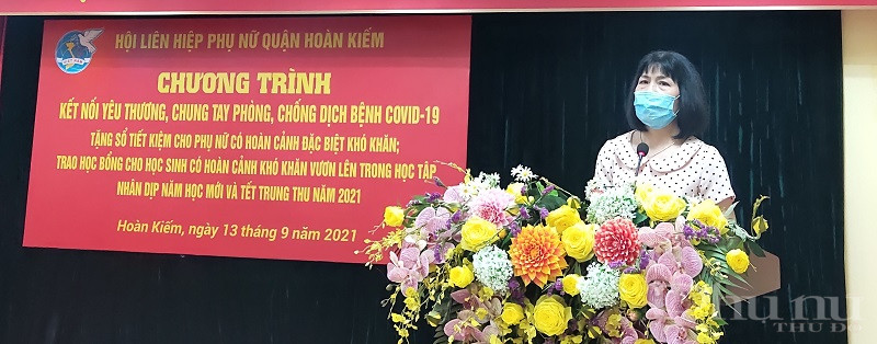 Đồng chí Trịnh Thị Huệ - Chủ tịch Hội LHPN quận Hoàn Kiếm phát biểu khai mạc chương trình Đồng chí Trịnh Thị Huệ - Chủ tịch Hội LHPN quận Hoàn Kiếm phát biểu khai mạc chương trình