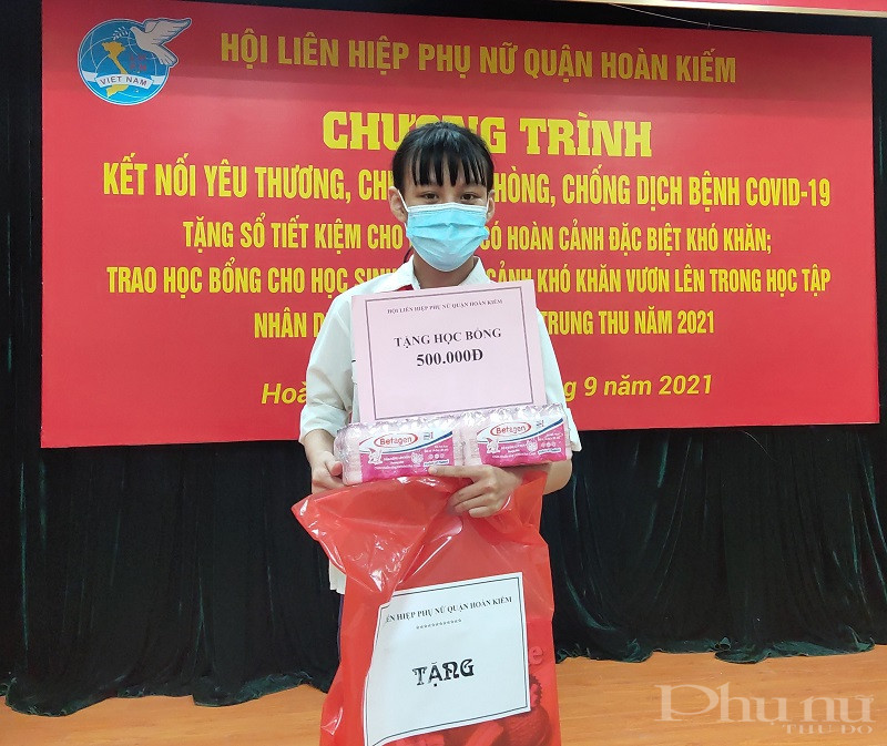 Em Nguyễn Minh Hà , học sinh lớp 9 trường Ngô Sỹ Liên , phường Hàng Bài là một trong những em có gia đình khó khăn, mẹ làm lao công, bố không có việc làm. Nhưng em là một trong những học sinh chăm ngoan , vượt khó vươn lên trong học tập đã không giấu nổi niềm vui khi bước sang năm học mới và dịp Trung thu lại được nhận những phần quà ý nghĩa do Hội PN trao tặng Em Nguyễn Minh Hà , học sinh lớp 9 trường Ngô Sỹ Liên , phường Hàng Bài là một trong những em có gia đình khó khăn, mẹ làm lao công, bố không có việc làm. Nhưng em là một trong những học sinh chăm ngoan , vượt khó vươn lên trong học tập đã không giấu nổi niềm vui khi bước sang năm học mới và dịp Trung thu lại được nhận những phần quà ý nghĩa do Hội PN trao tặng