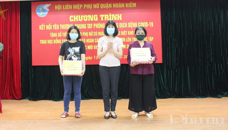 Đồng chí Trịnh Thị Huệ - Chủ tịch Hội LHPN quận trao sổ tiết kiệm và quà cho hội viên phụ nữ khó khăn Đồng chí Trịnh Thị Huệ - Chủ tịch Hội LHPN quận trao sổ tiết kiệm và quà cho hội viên phụ nữ khó khăn