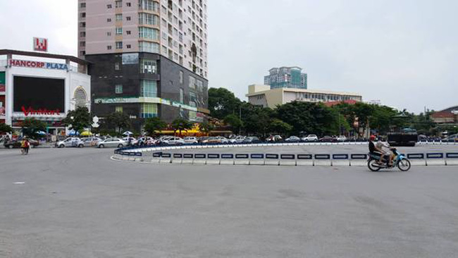 Rào chắn trên đường Trần Đăng Ninh phục vụ điều chỉnh kích thước vỉa hè kéo dài khoảng 200m từ ngã ba Trần Đăng Ninh - đường B4 đến ngã ba giao đường Nguyễn Phong Sắc.