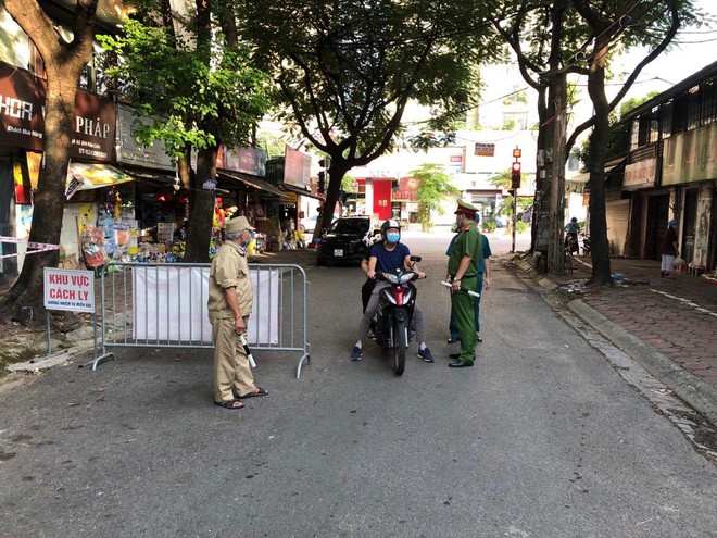Lực lượng c&ocirc;ng an v&agrave; ch&iacute;nh quyền trực chốt kiểm so&aacute;t ph&ograve;ng chống dịch Covid-19
