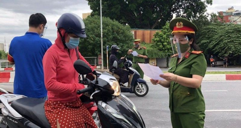 Lực lượng c&ocirc;ng an l&agrave;m nhiệm vụ tại chốt kiểm so&aacute;t ph&ograve;ng chống dịch Covid-19