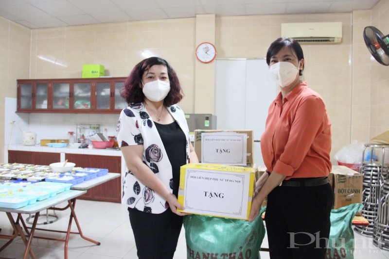 Đồng chí Lê Thị Thiên Hương tặng quà cho bếp ăn phường Định Công.