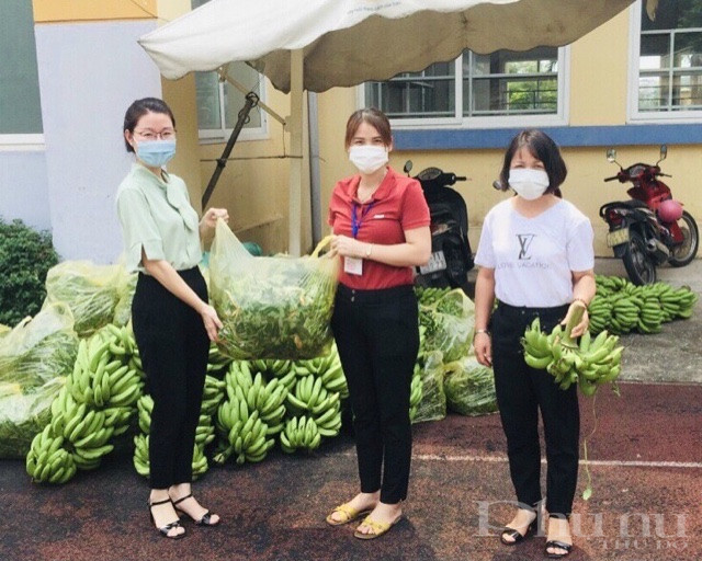 Hội LHPN quận Hoàng Mai hỗ trợ thực phẩm người dân trong khu vực phong tỏa tại phường Hoàng Văn Thụ.