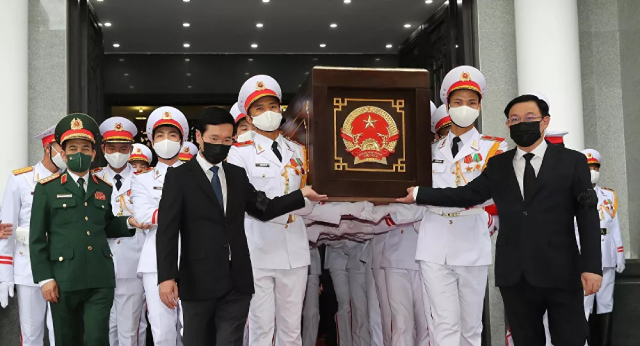 Chủ tịch Quốc hội Vương Đình Huệ và Thường trực Ban Bí thư Võ Văn Thưởng thực hiện nghi thức di qua Đại tướng Phùng Quang Thanh.