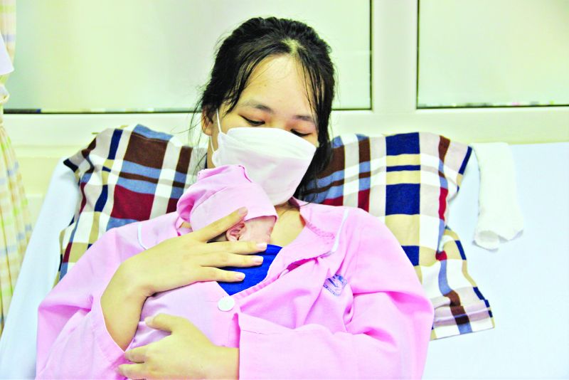 Bé Thái T.A sau khi được các bác sĩ nuôi dưỡng đã có thể tự thở, da kề da với mẹ. Bé Thái T.A sau khi được các bác sĩ nuôi dưỡng đã có thể tự thở, da kề da với mẹ.