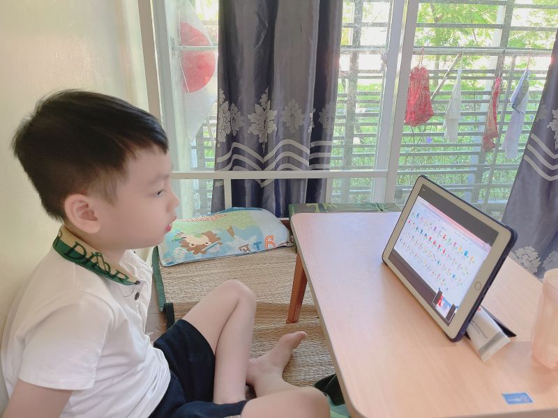 B&eacute; L&ecirc; Tuấn T&uacute;, học sinh lớp 1A4 trường tiểu học Nguyễn Tu&acirc;n đang học trực tuyến tại nơi c&aacute;ch ly tập trung, khu K&yacute; t&uacute;c x&aacute; trường Đại học FPT