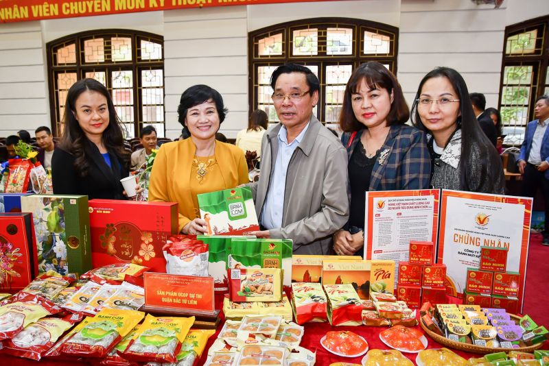 Bà Ngô Thị Tính (thứ 2 trái sang) bên cạnh các sản phẩm được chứng nhận sản phẩm OCOP chất lượng 4 sao, 5 sao Bà Ngô Thị Tính (thứ 2 trái sang) bên cạnh các sản phẩm được chứng nhận sản phẩm OCOP chất lượng 4 sao, 5 sao