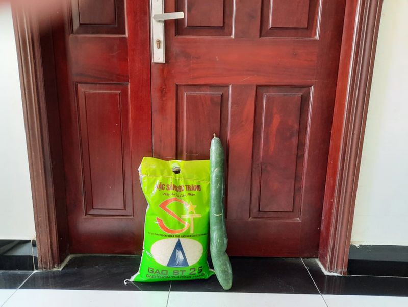 Giao dịch không tiếp xúc, người bán ở chung cư UDIC giao hàng ở cửa căn hộ cho người mua