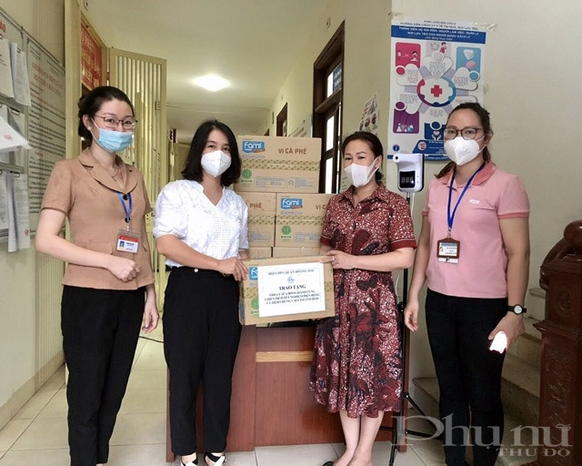 Hội LHPN quận Hoàng Mai tặng sữa cho cán bộ làm nhiệm vụ tiêm chủng tại phường Giáp Bát.