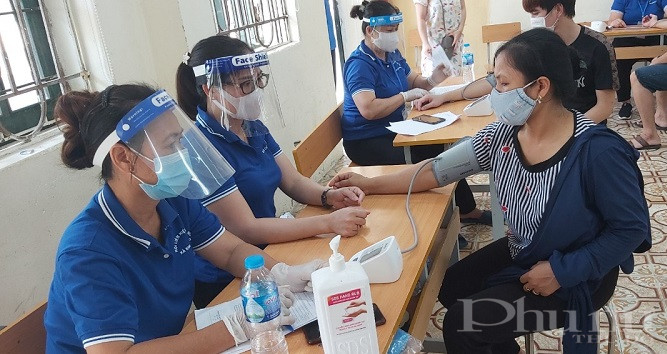 Chị em cán bộ hội viên phụ nữ Đông Anh còn tham gia hỗ trợ tại các điểm tiêm Covid-19 cho người dân để chung tay cùng với các cấp các ngành sớm  đẩy lùi dịch bệnh