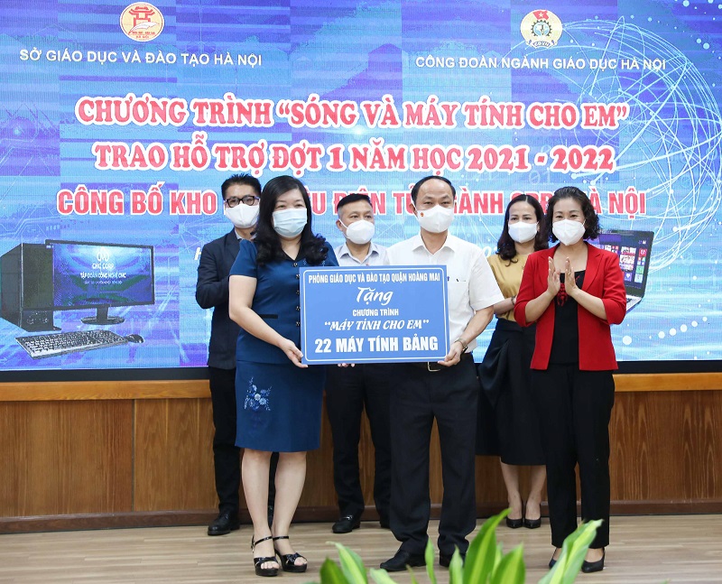 Hoạt động trao tặng thiết bị học trực tuyến tại chương trình