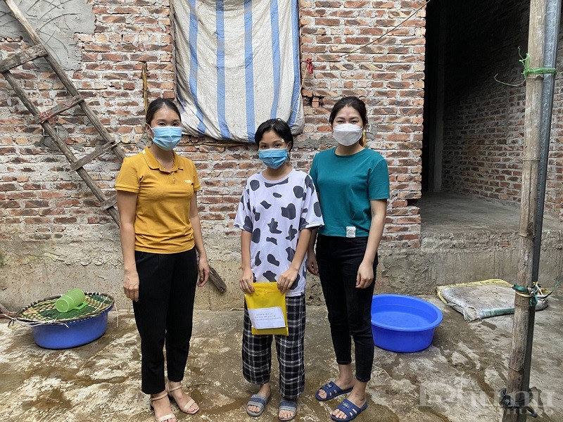 Cán bộ Hội Phự nữ xã còn đến tận gia đình các em học sinh để trao quà tặng