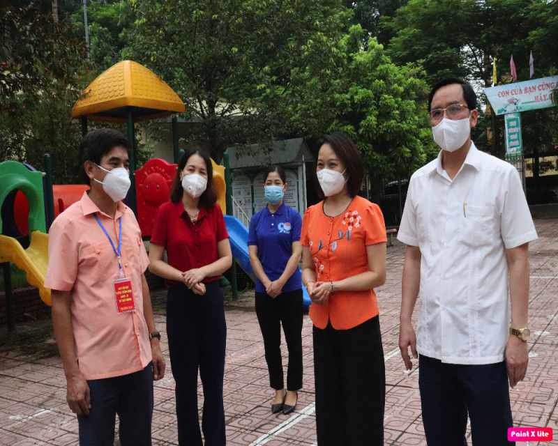 Bà Phạm Thị Thanh Hương, Phó Chủ tịch Hội LHPN TP Hà Nội và ông Phạm Tiến Tường, Phó Bí thư Huyện uỷ, Chủ tịch Hội đồng nhân dân huyện Chương Mỹ thăm hỏi tình hình công tác phòng, chống dịch bệnh Covid-19 tại xã Thuỵ Hương