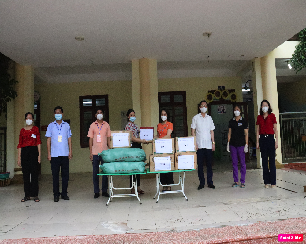 Bà Phạm Thị Thanh Hương, Phó Chủ tịch Hội LHPN TP Hà Nội tặng các suất quà hỗ trợ bếp ăn nấu cơm cho lực lượng tuyến đầu chống dịch xã Thuỵ Hương, huyện Chương Mỹ, Hà Nội.