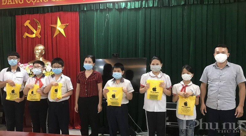 Những chiếc điện thoại thông minh được trao tặng các em học sinh trên địa bàn giúp các em có điều kiện học tập qua mạng được tốt hơn