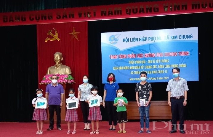 Các đại biểu Hội LHPN huyện Đông Anh, xã Kim Chung tặng
