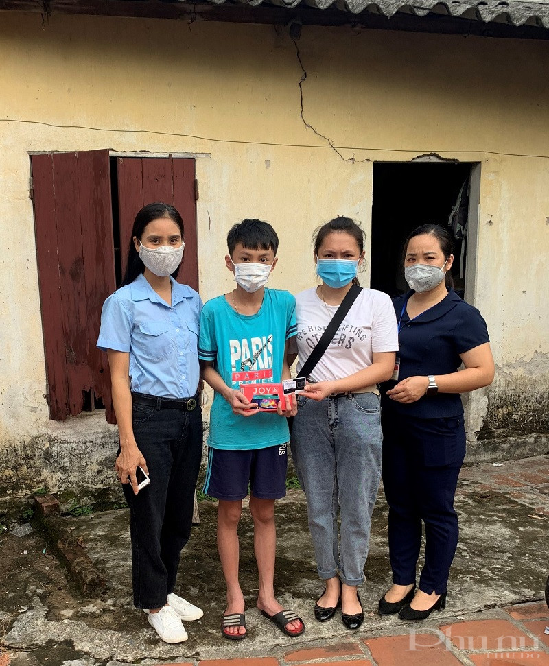 Nhận những  món quà là những đồ dùng thiết bị hỗ trợ cho việc học online trong thời gian thực hiện giãn cách xã hội từ các cô, các chị trong Hội PN xã .. Các em học sinh vô cùng phấn khởi và gửi lời cảm ơn tới tổ chức Hội, hứa sẽ cố gắng học tập thật tốt trong năm học này