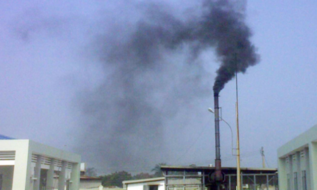 Khói bụi từ các lò đốt rác là nỗi ám ảnh với người dân sống trong khu vực.