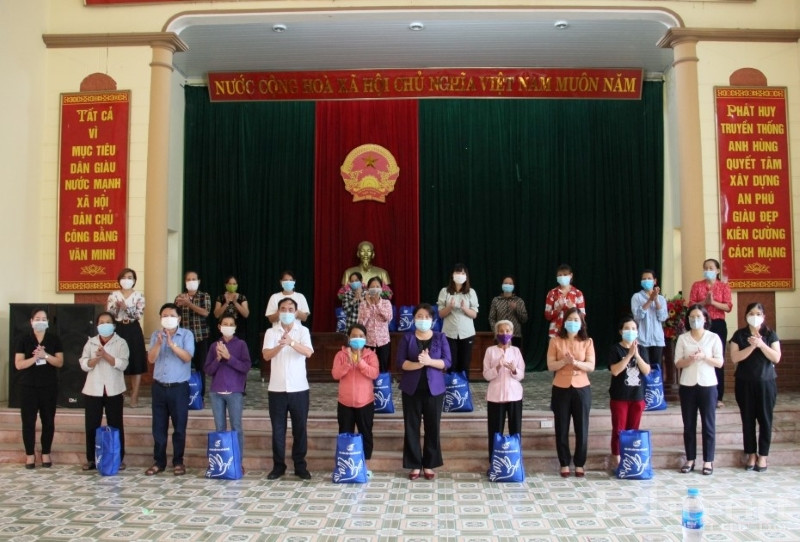 Đoàn công tác tặng quà cho 25 chị em phụ nữ công giáo tại xã An Phú, huyện Mỹ Đức.