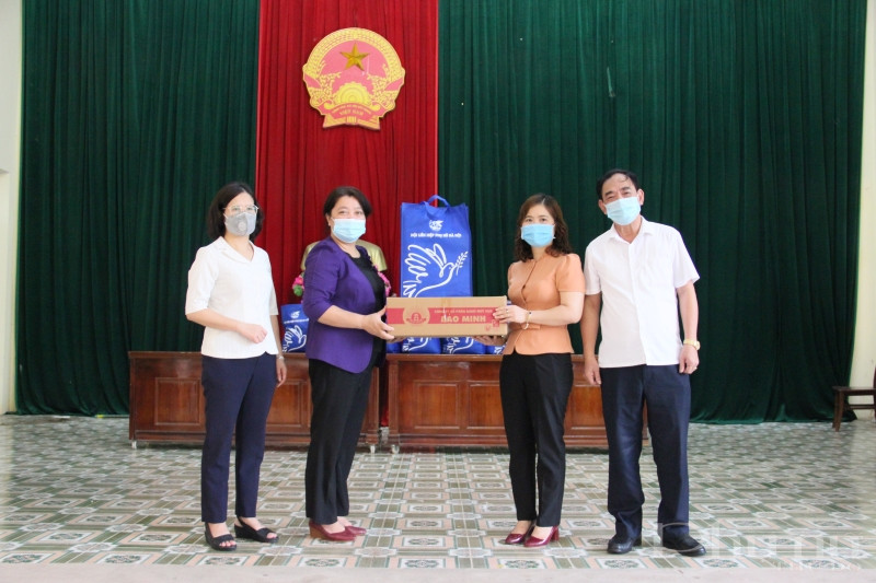 Trong dịp này, Đảng ủy cơ quan Hội LHPN Hà Nội cũng thông qua chính quyền và Hội LHPN cơ sở gửi tặng bánh trung thu và một số nhu yếu phẩm cho các em nhỏ tại Mái ấm Thánh Tâm tại xã Xuy Xá, huyện Mỹ Đức.