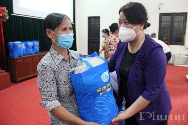 Phó Chủ tịch Thường trực Hội LHPN Hà Nội trao tận tay những phần quà của Đảng ủy cơ quan tới chị em phụ nữ công giáo có hoàn cảnh khó khăn tại xã Bích Hòa, huyện Thanh Oai.