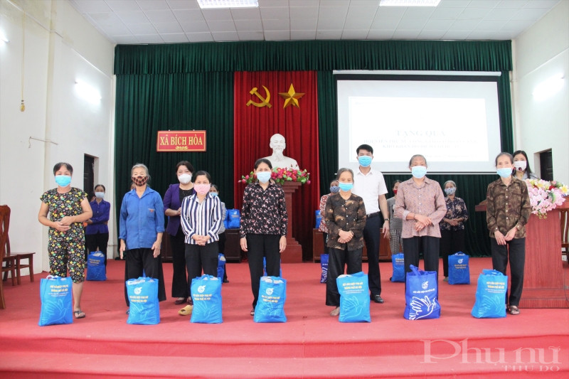 Đại diện lãnh đạo Hội LHPN Hà Nội và lãnh đạo Huyện ủy huyện Thanh Oai trao quà cho phụ nữ công giáo các xã có hoàn cảnh khó khăn trên địa bàn Thanh Oai.