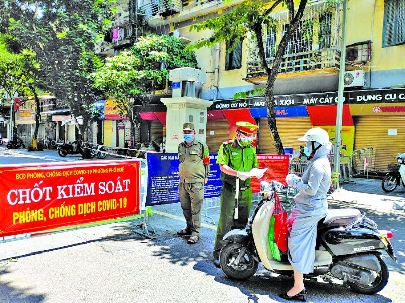 Lực lượng liên ngành của phường Phố Huế kiểm tra giấy đi đường của người dân tại chốt “mở”