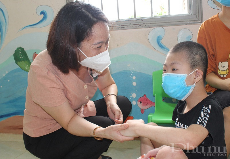 Các cháu nhỏ vui mừng khi được các cô, các bác trong đoàn công tác tới thăm và tặng quà