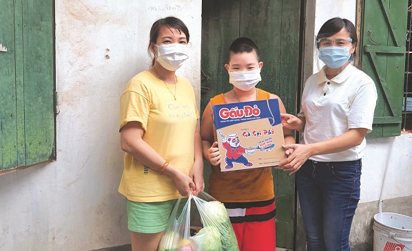 Lao động tự do, người thuê trọ đượcquan tâm, hỗ trợ rau, gạo, nhu yếu phẩm. Ảnh: HPN Lao động tự do, người thuê trọ đượcquan tâm, hỗ trợ rau, gạo, nhu yếu phẩm. Ảnh: HPN